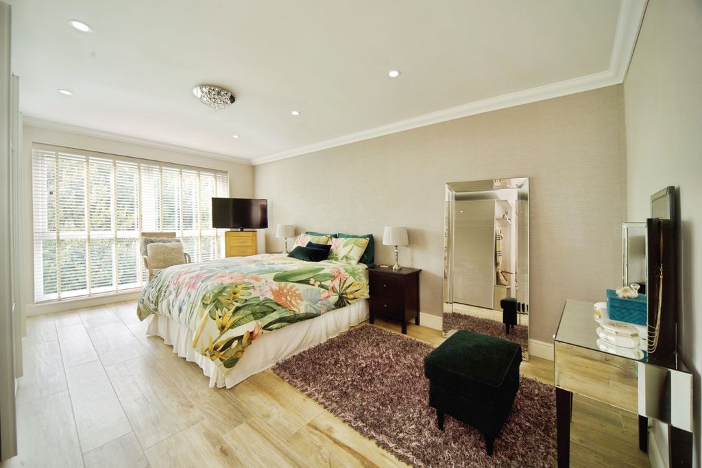 Additional image 10 of 2 bed flat for saleVillage Road, Enfield EN1