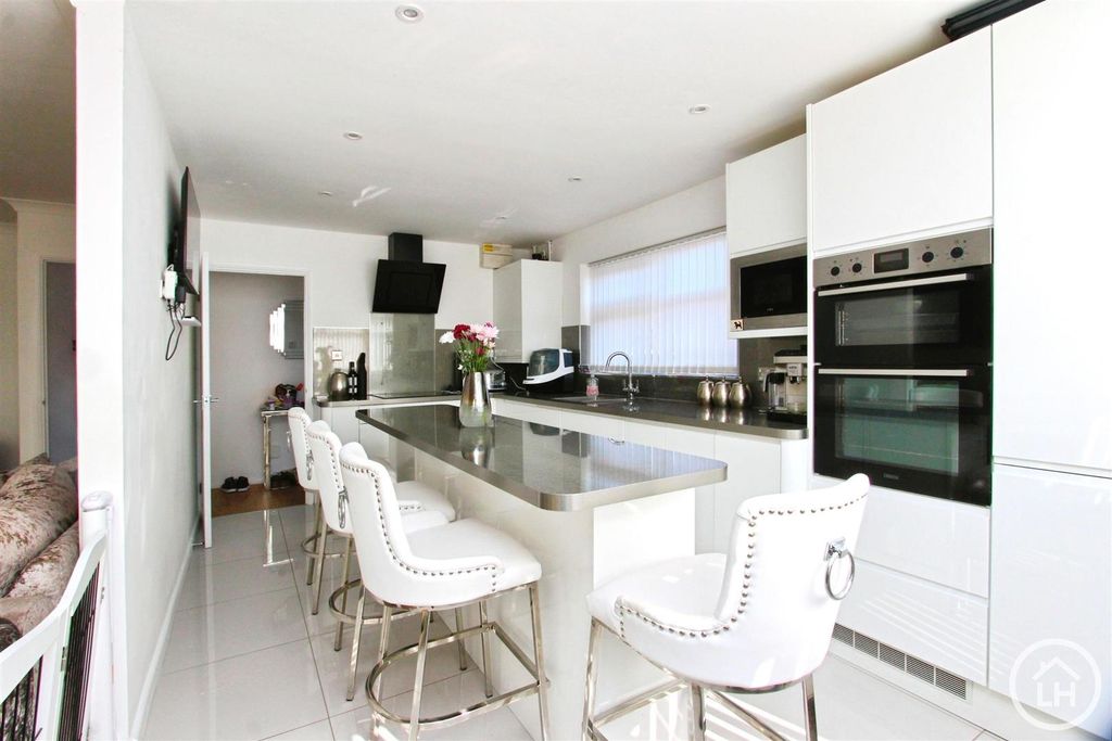 Property photo 3 of 18 Kitchen / Diner