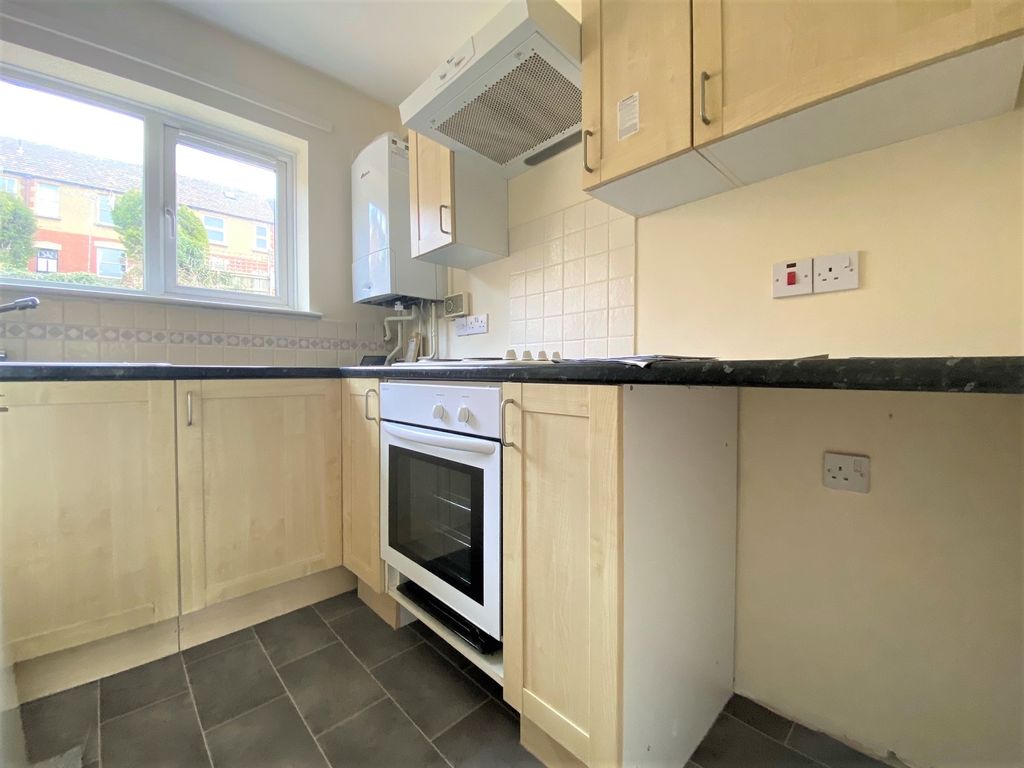 Property photo 3 of 10 Kitchen