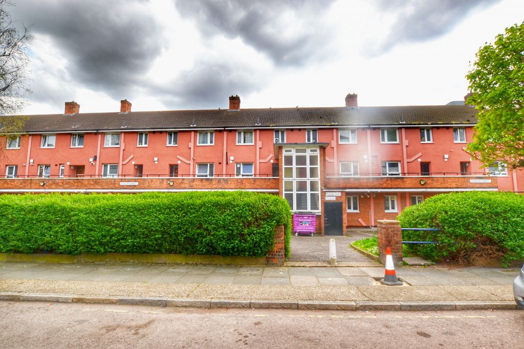 Property photo 1 of 16 3 Bedroom Flat With Sep Lounge In Prime Location