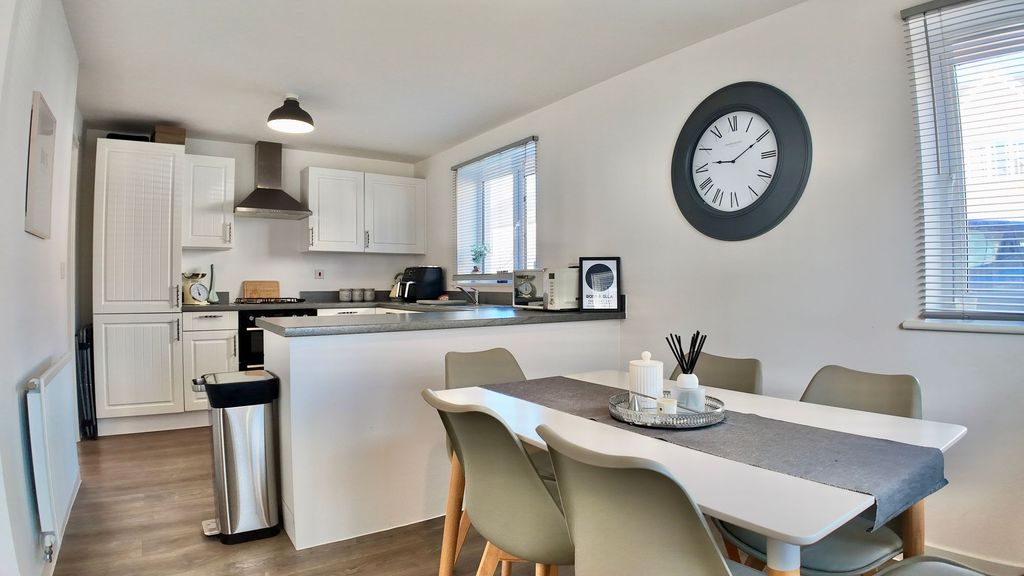 Property photo 3 of 27