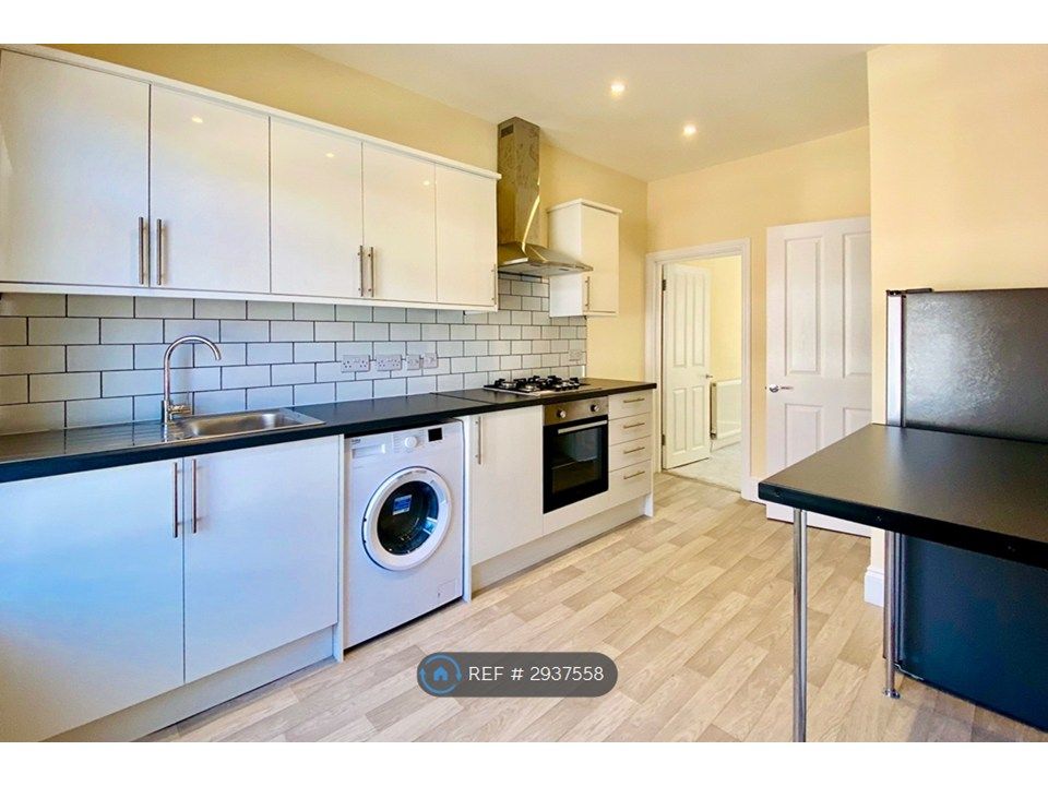 Property photo 1 of 10 Modern Spacious Kitchen
