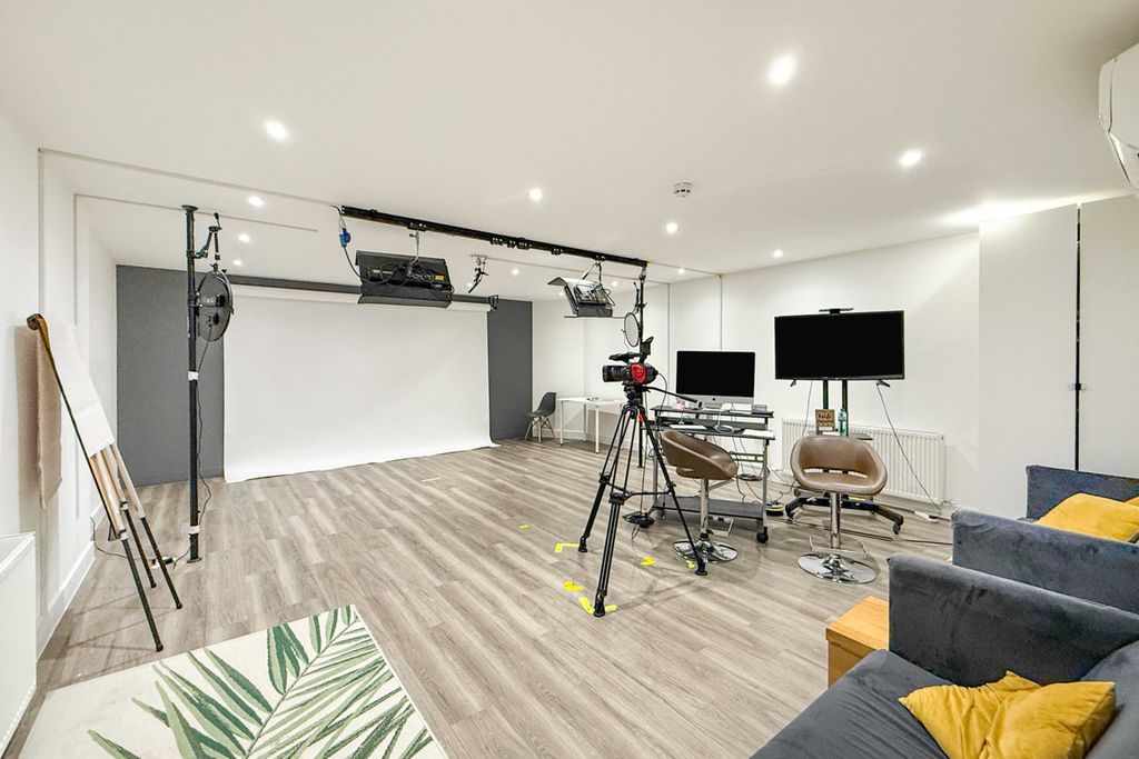 Property photo 3 of 12 150 Goldhawk Road, Shepherds Bush, London W12 8Hh