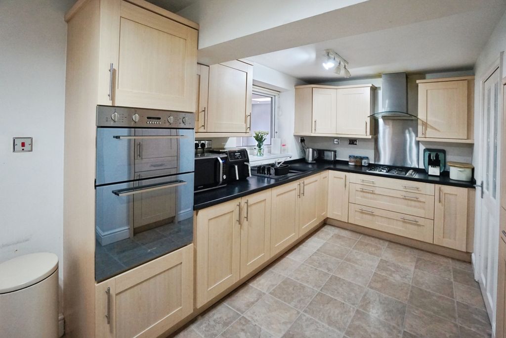 Property photo 3 of 20 Kitchen