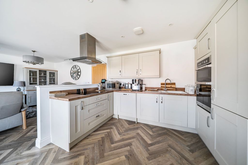 Property photo 3 of 18 Kitchen