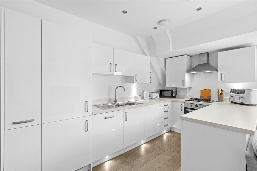 Property photo 3 of 14 4 Deyoung Way, Hp11 1Ax-8.Jpg