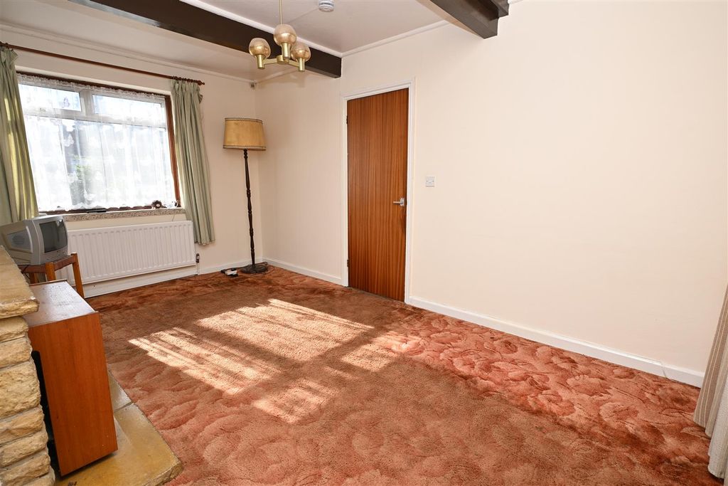 Property photo 3 of 17 Lounge