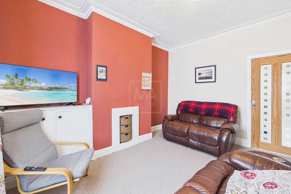Property photo 3 of 12 Lounge
