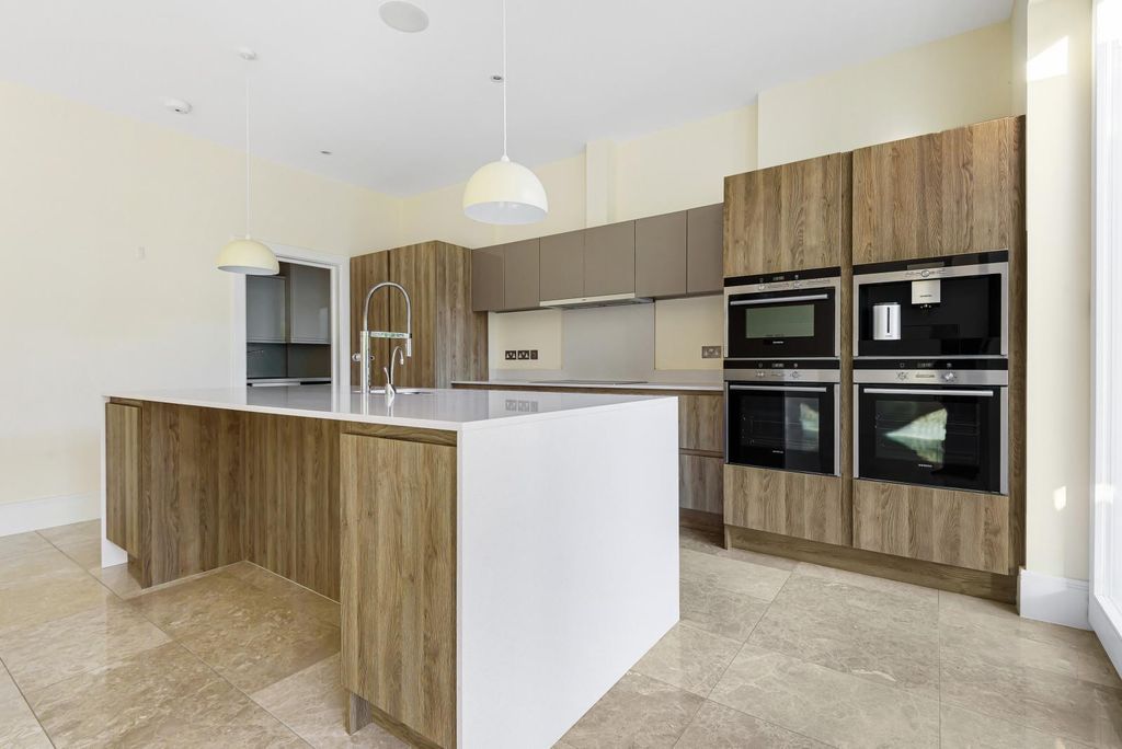 Property photo 3 of 21 Kitchen