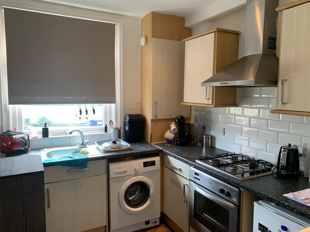 Property photo 3 of 6 Kitchen