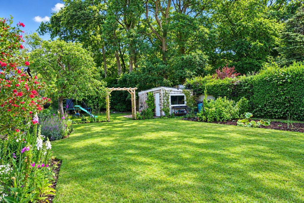 Property photo 2 of 26 Garden