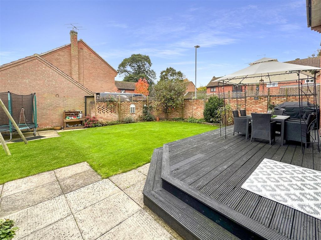 Property photo 3 of 24 Lovely Well-Appointed Garden 602