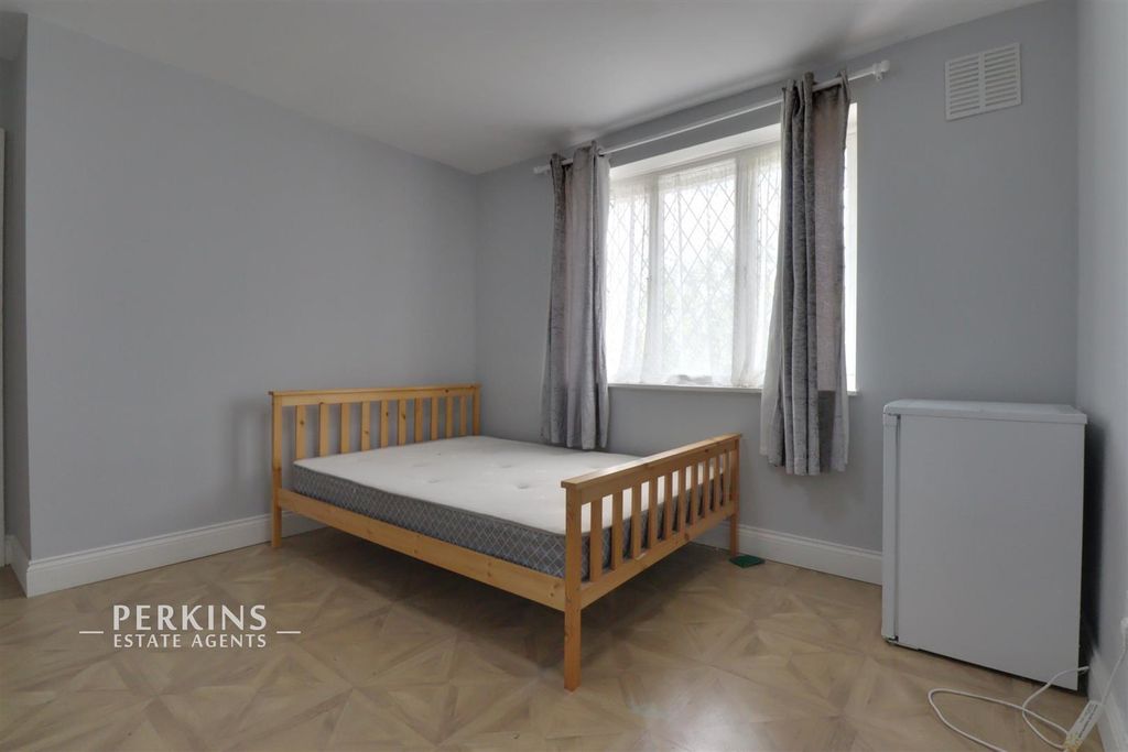 Property photo 1 of 6 Bed2.Jpg