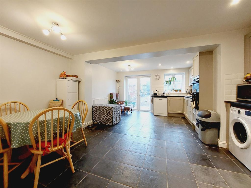 Property photo 3 of 17 Kitchen