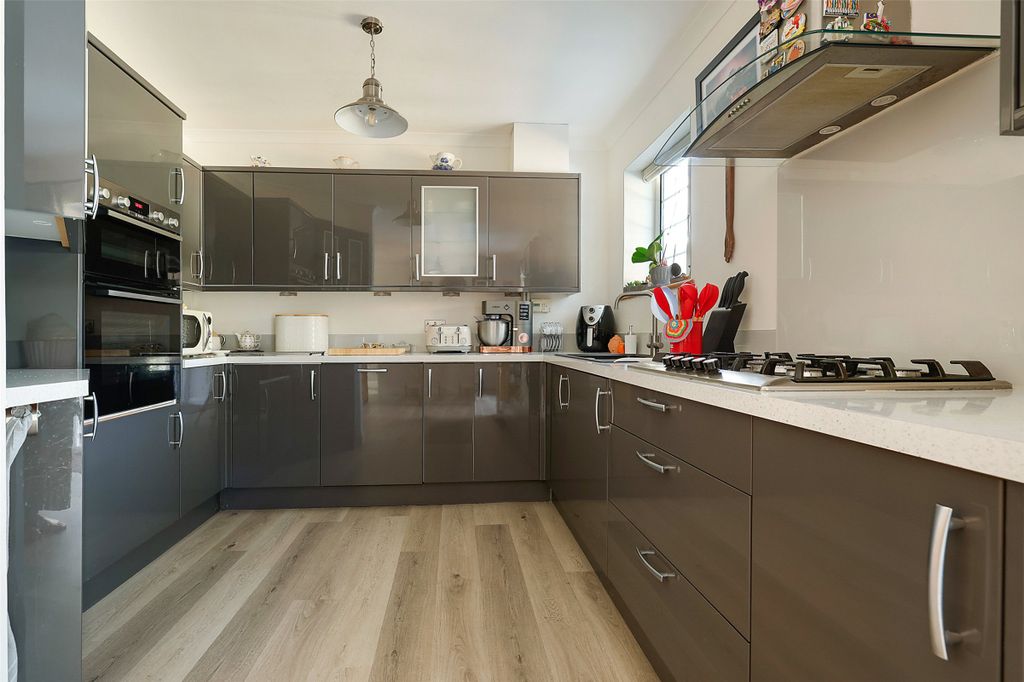 Property photo 2 of 19 Kitchen