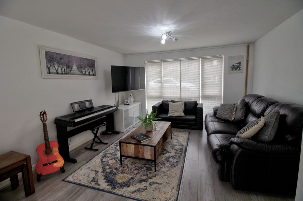 Property photo 3 of 25 Lounge