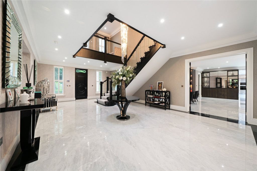 Property photo 3 of 20 Entrance Hall