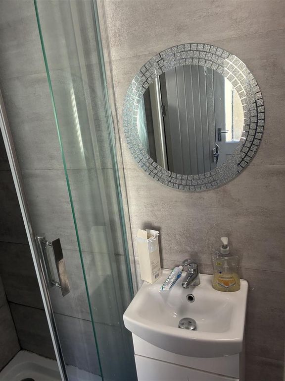 Property photo 3 of 15 En-Suite