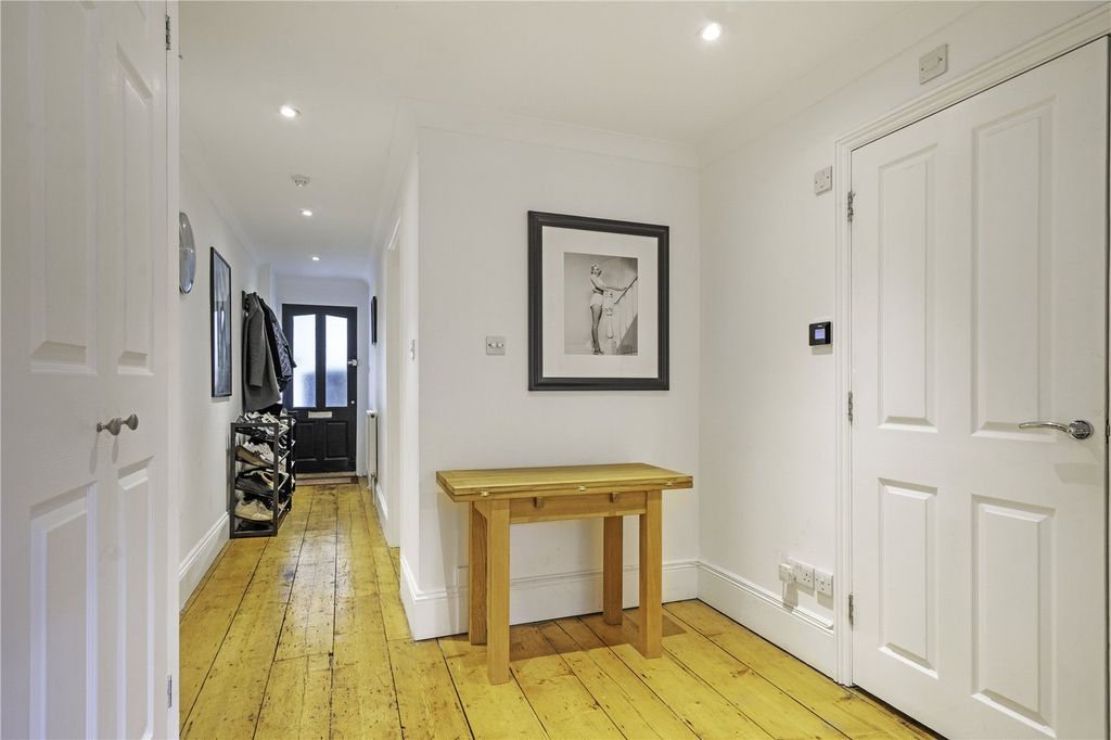 Property photo 3 of 8 Entrance Hall