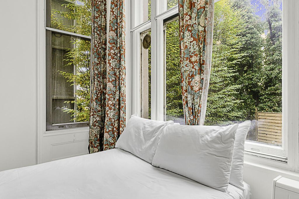 Property photo 3 of 10 Psq-8 - 8,24 Pembridge Square,W2 4Dr-5.Jpg
