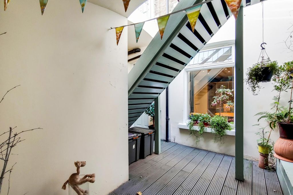 Property photo 3 of 10 Terrace / Patio