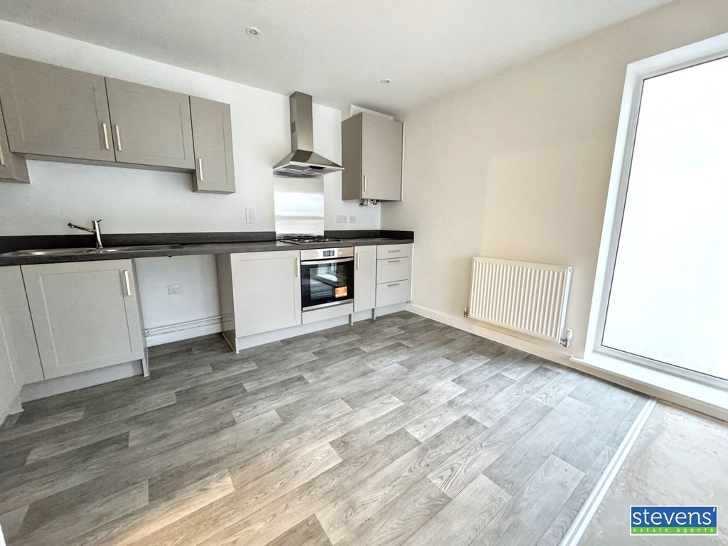 Property photo 3 of 9 Image00010