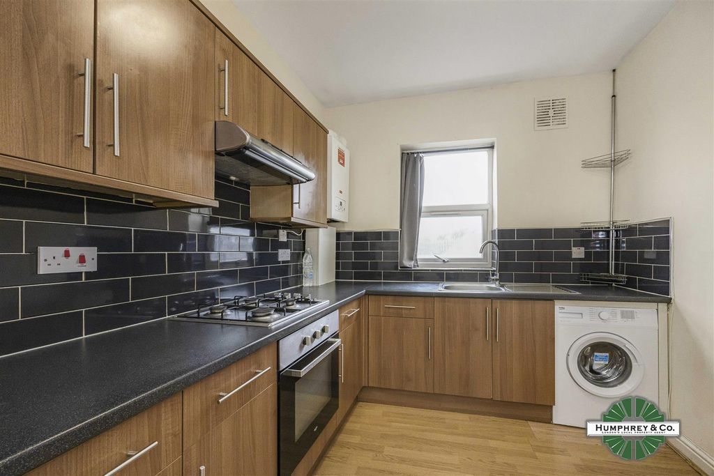 Property photo 2 of 10 401-403 Hoe Street -009.Jpg