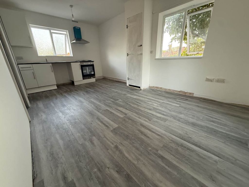 Property photo 3 of 9 Kitchen/Lounge