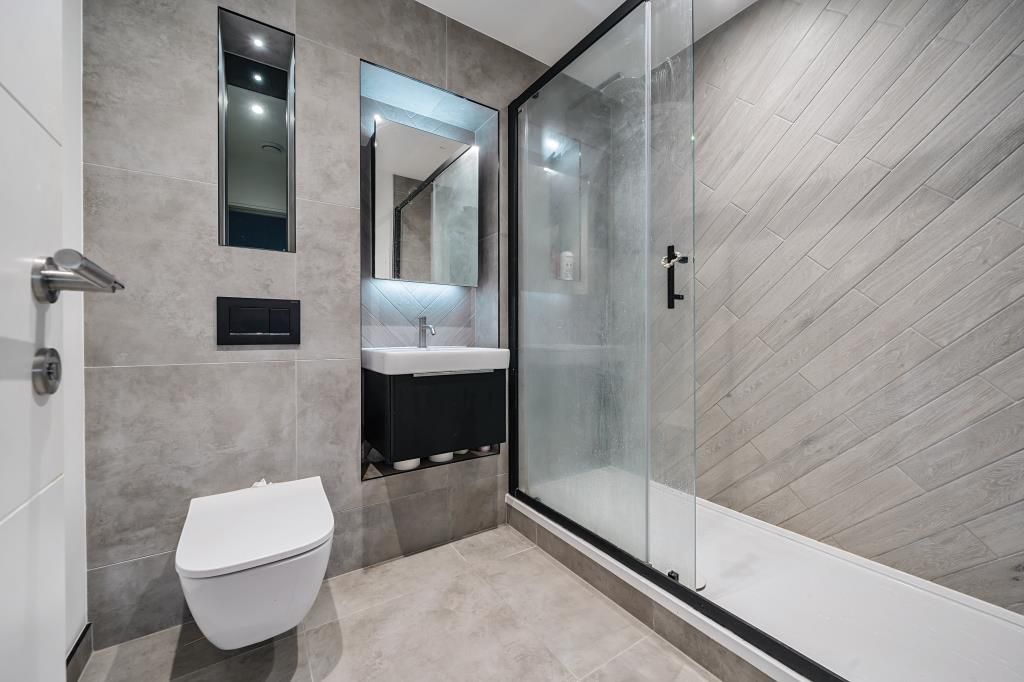 Property photo 2 of 11 Bathroom