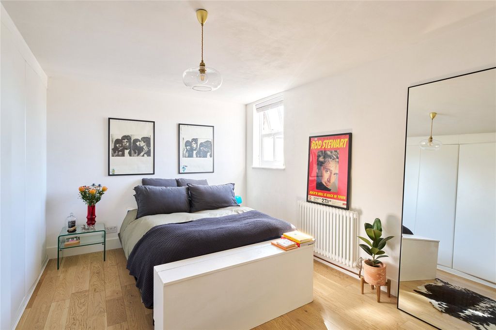 Property photo 3 of 13 Roman Road E3