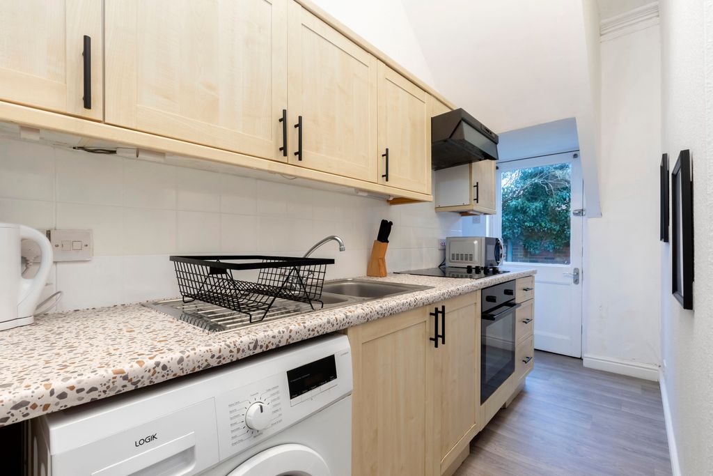 Property photo 2 of 8 Flat 2, Grosvenor Place South-05