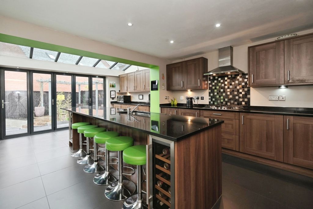 Property photo 3 of 26 Kitchen