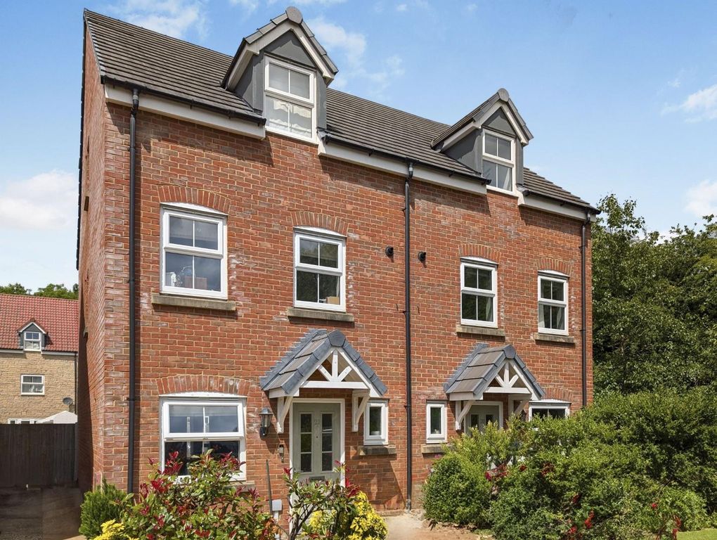 Property photo 1 of 15 21 Churchill Gardens Front Shot 2.Jpg