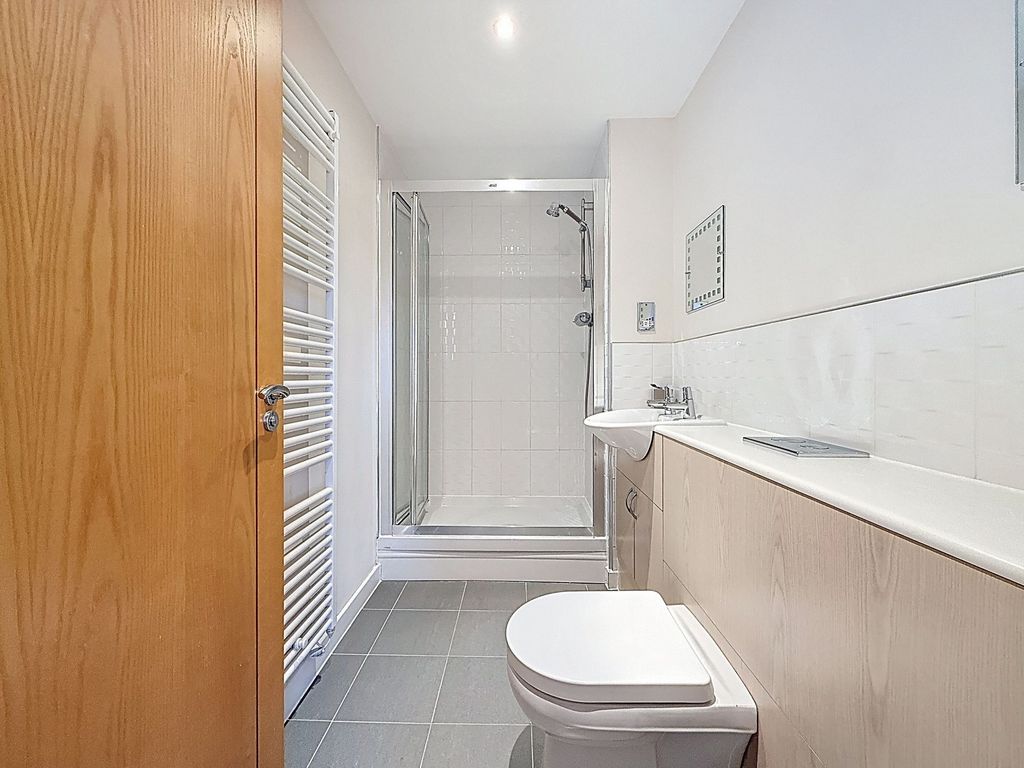 Property photo 2 of 30 En-Suite Shower Room