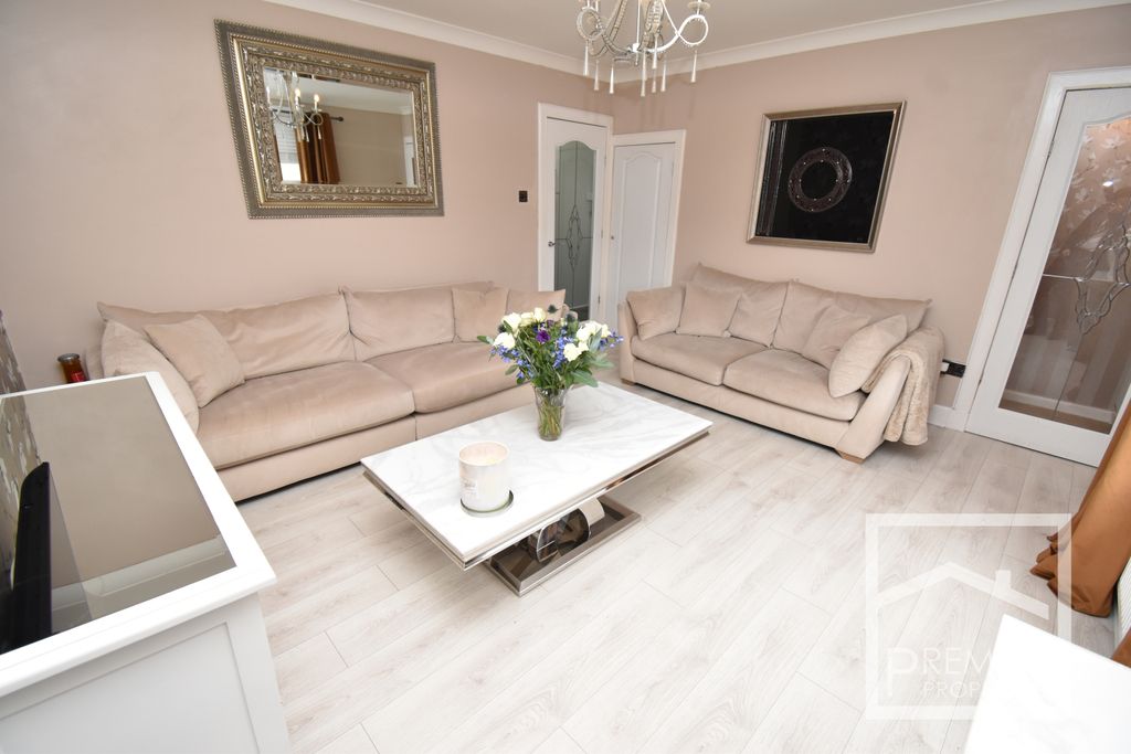 Property photo 3 of 13 Lounge