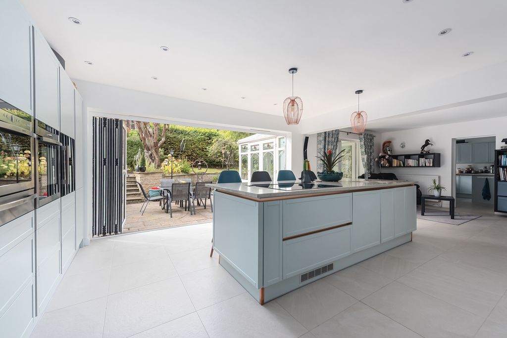 Property photo 3 of 18 6 Fernhill Walk (11)