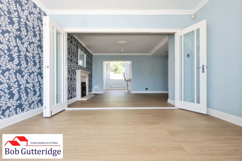 Property photo 2 of 30 Bay Fronted Lounge