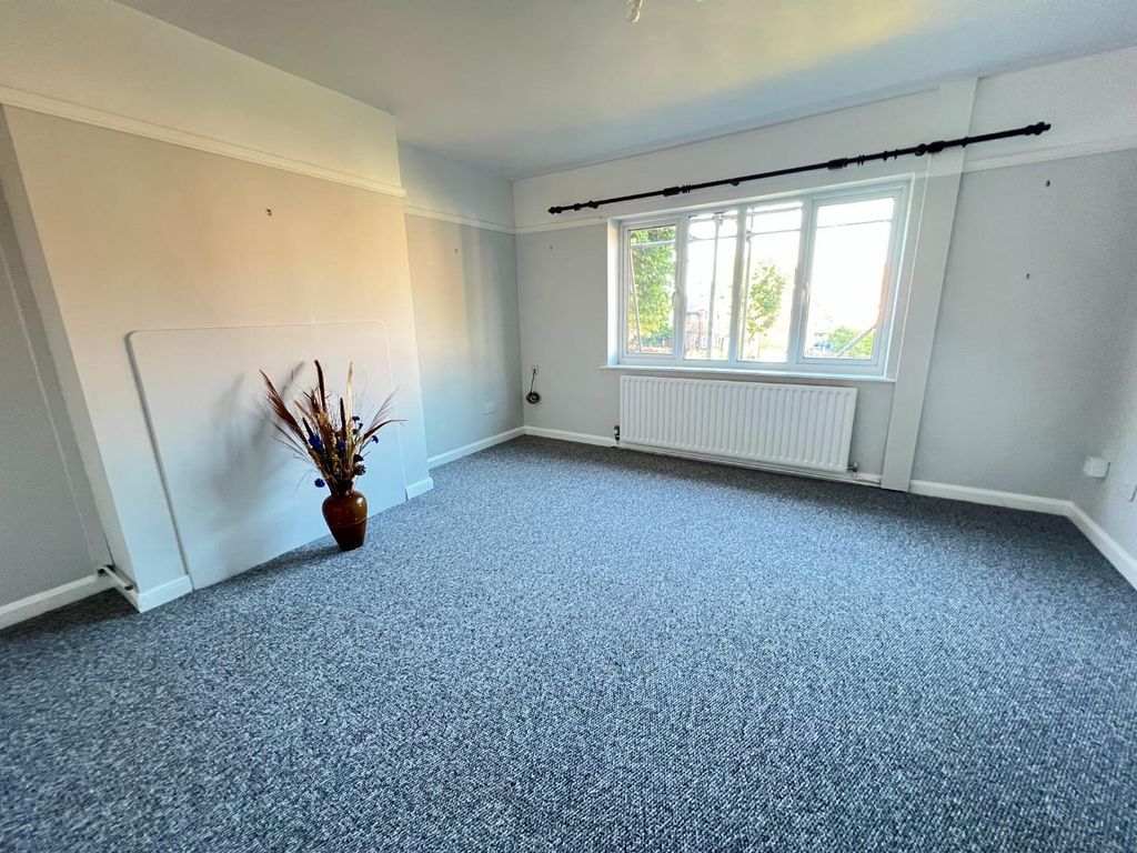 Property photo 3 of 12 Lounge.Jpg