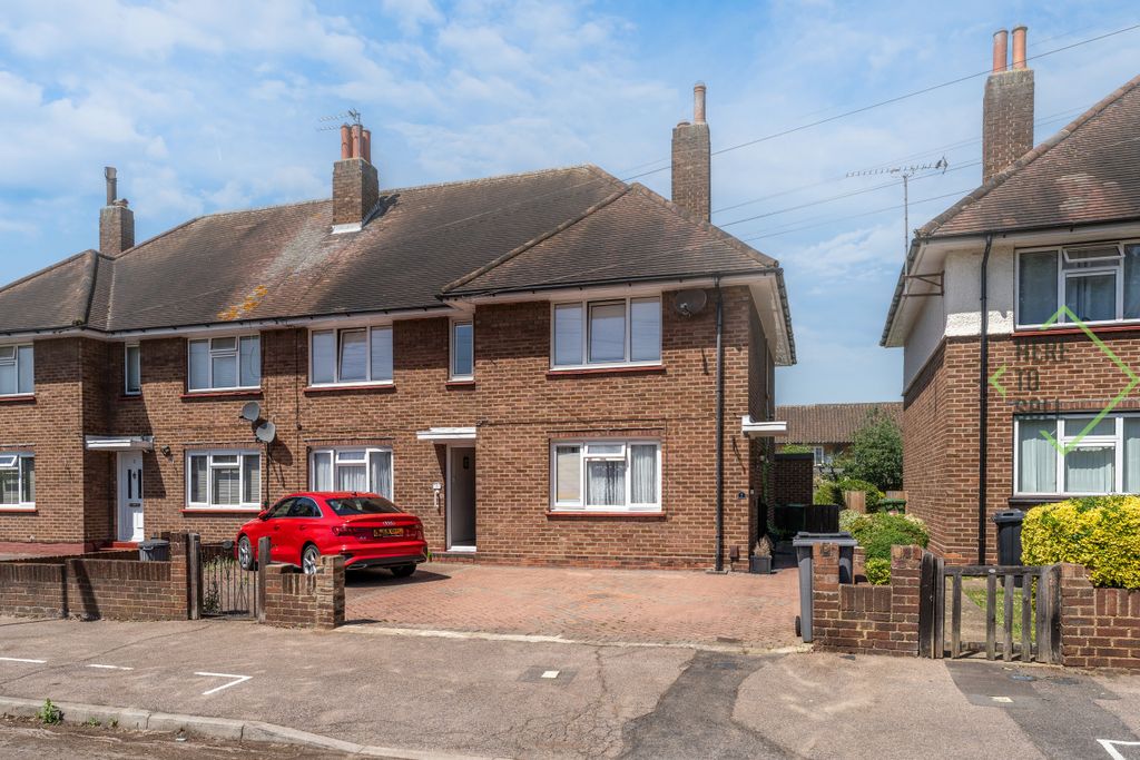 Property photo 3 of 14 Chelmsford Avenue Romford Rm5-136
