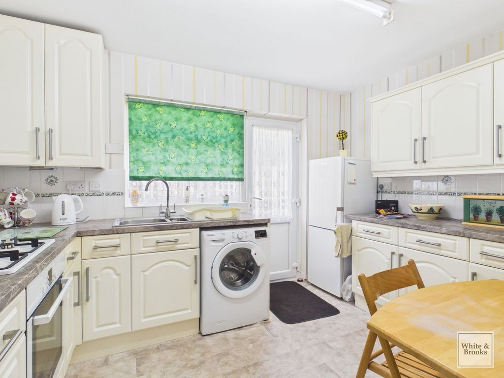 Property photo 3 of 17 Kitchen