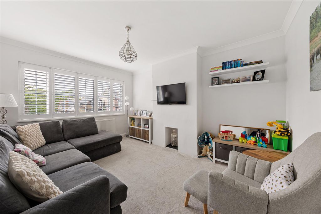 Property photo 2 of 32 Cambridge Road E11