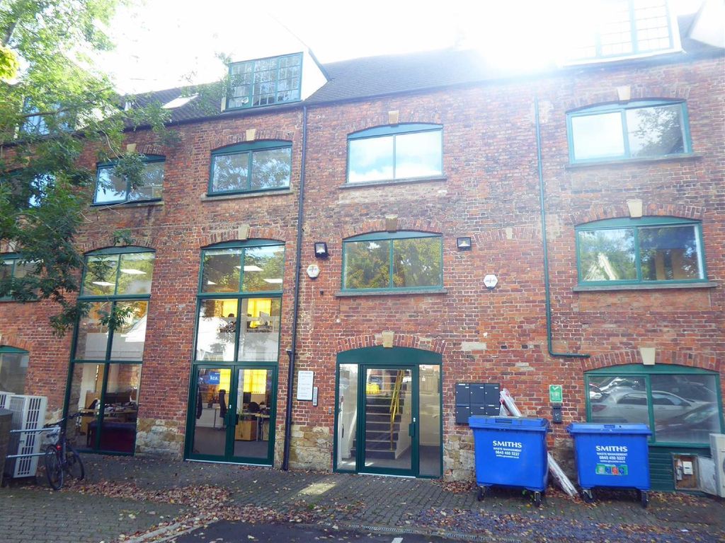 Property photo 2 of 11 Externally