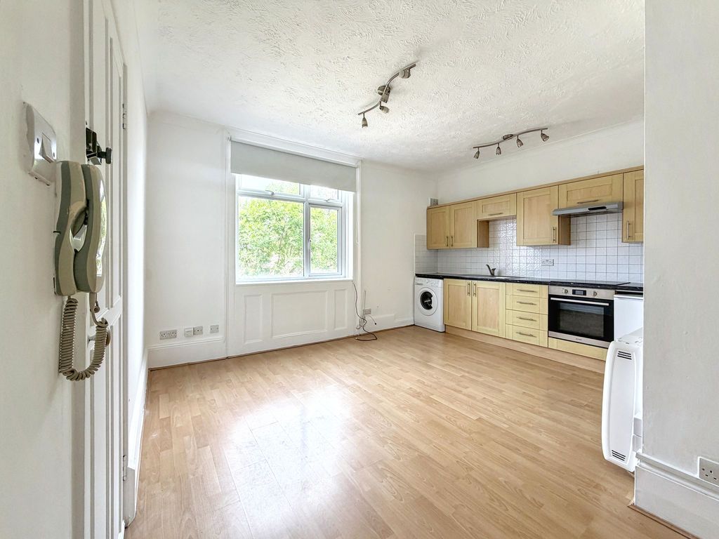 Property photo 2 of 6 Studio