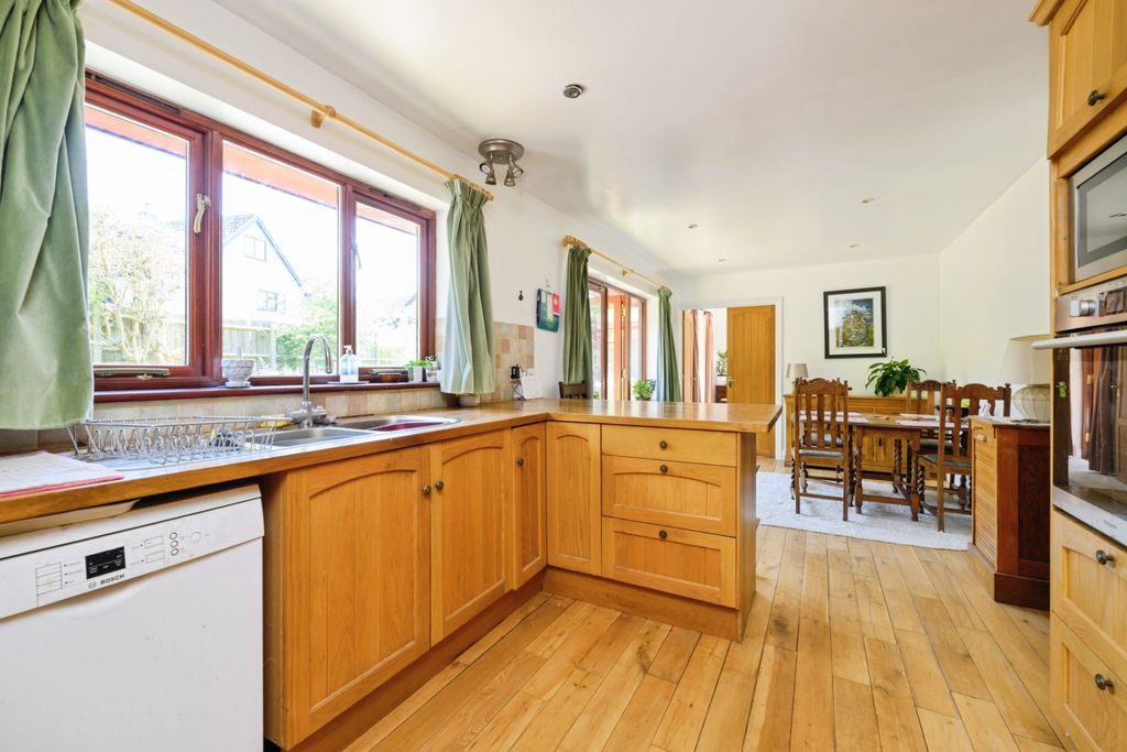 Property photo 2 of 19 Kitchen
