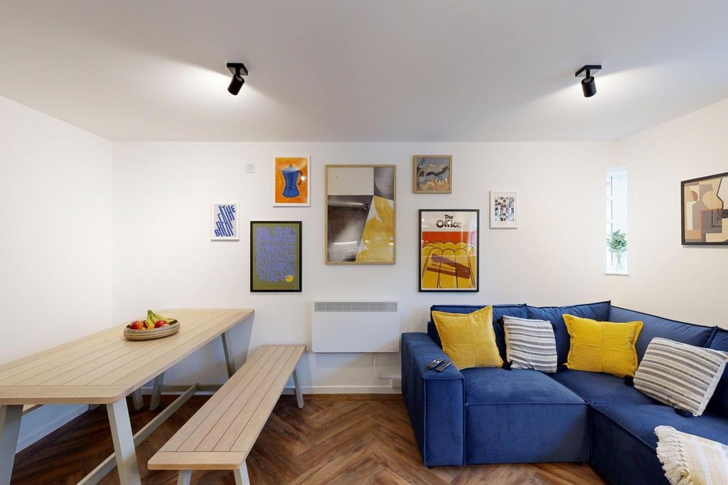 Property photo 1 of 17 Bright, Modern Communal Living Space With A Comfor...