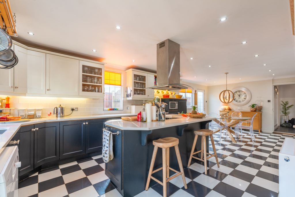 Property photo 3 of 25 Picture No. 12