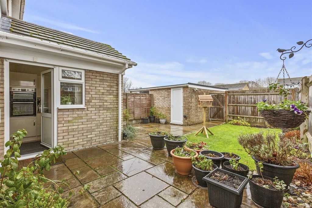 Property photo 2 of 15 17 Heather Walk, Hp15 7Uh-11.Jpg