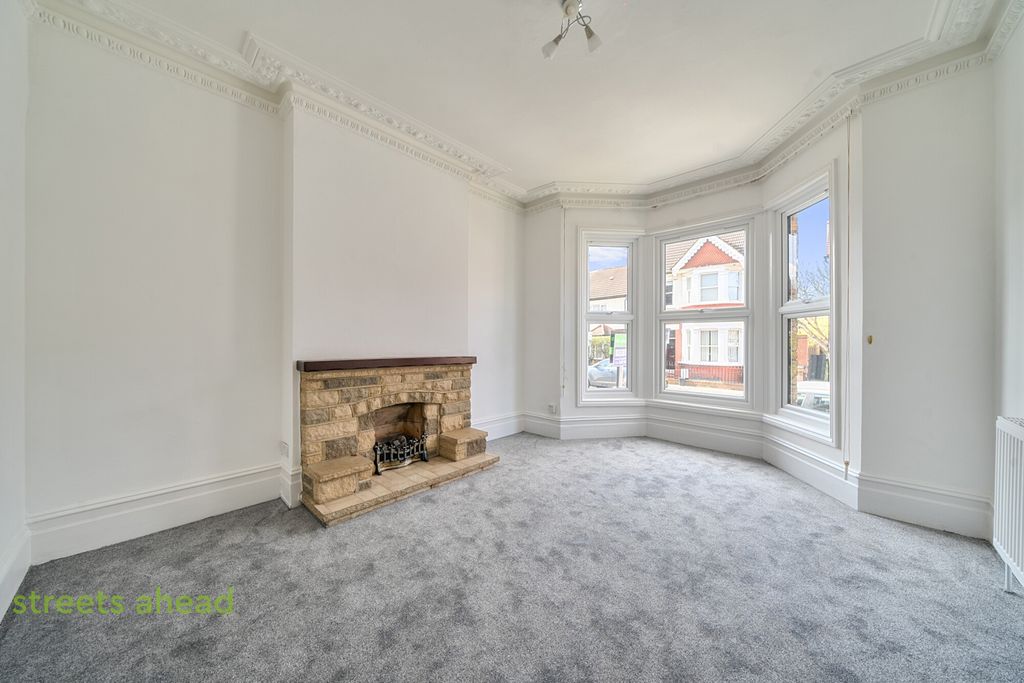 Property photo 2 of 20 93Aa786c-8753-45F...