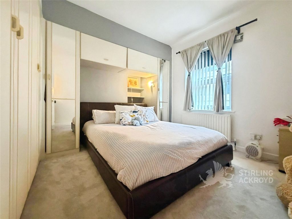 Property photo 2 of 6 Bedroom