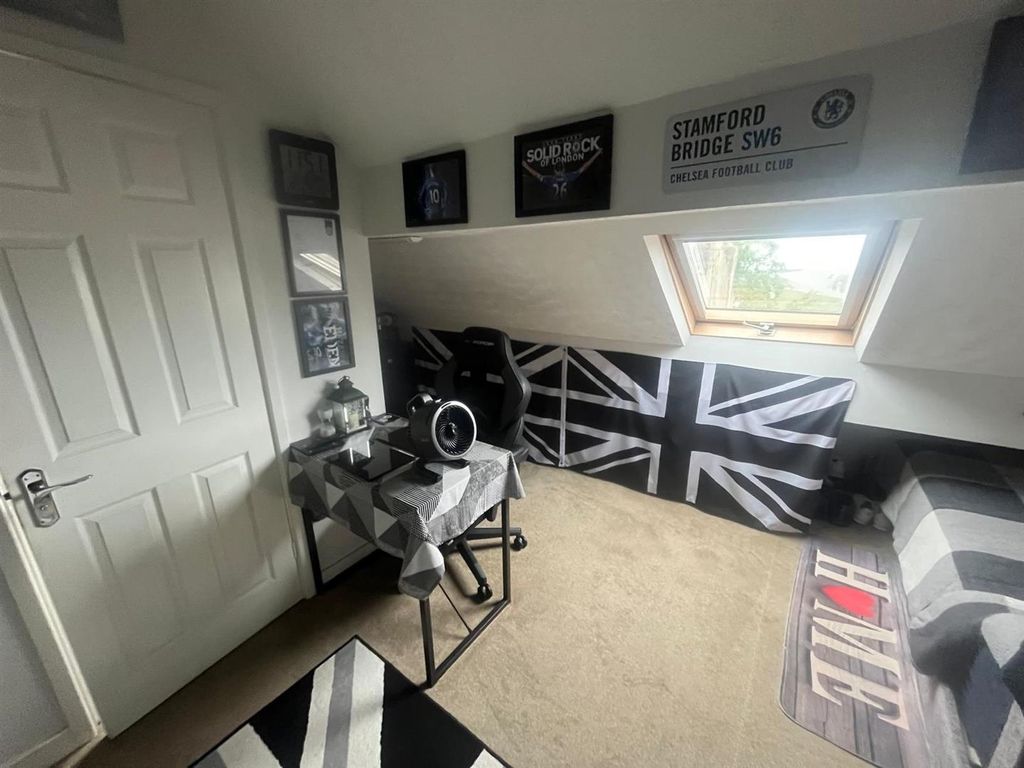 Property photo 3 of 26 Studio Bedroom